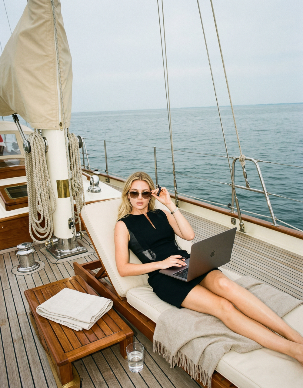 freepik__scrollstopping-meta-ad-background-for-health-insur__42208